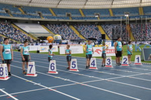Zawodnicy na lini startu podczas biegu na 50 m.