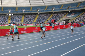 Zawodnicy podczas biegu na 50 m na Stadionie Śląskim.