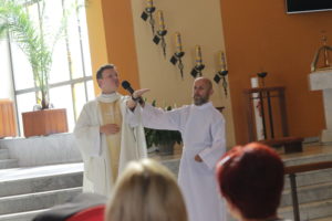 Wizerunek celebransa oraz katechety w trakcie kazania.