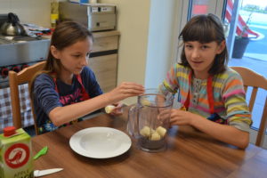 Uczniowie podczas zajęć kulinarnych.