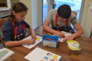 Uczniowie kolorujący ilustrację produktów spożywczych.