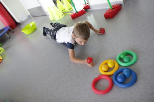 Chłopiec ćwiczący na deskorolce.
