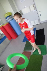 Uczeń podczas aktywności na ścieżce sensorycznej