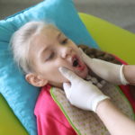 Dziewczynka podczas masażu logopedycznego.