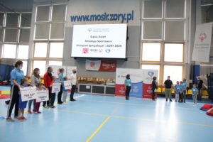 Ceremonia Otwarcia Dnia Młodego Sportowca (przedstawiciele ekip, prowadzący, flaga Olimpiad Specjalnych).