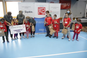 Zdjęcie grupowe ekipy Młodych Sportowców podczas ceremonii medalowej.