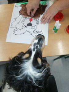 Pies terapeuta oraz praca manualna z wizerunkiem psa.
