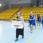 Przewodnicząca klubu KOS PROMYK Rybnik raz ekipa koszykarzy klubu podczas ceremonii otwarcia turnieju regionalnego.