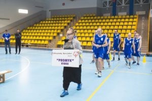 Przewodnicząca klubu KOS PROMYK Rybnik raz ekipa koszykarzy klubu podczas ceremonii otwarcia turnieju regionalnego.