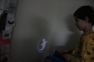 Chłopiec obserwujący cień na ścianie "duszek".
