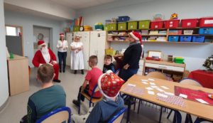 Mikołaj podczas odwiednin w jednym z zespołów klasowych szkoły podstawowej naszego zespołu.