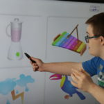 Uczeń wykonujący ćwiczenie logopedyczne z wykorzystaniem tablicy interaktywnej.