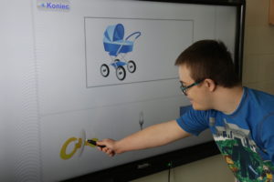 Uczeń wykonujący zadanie na tablicy interaktywnej.
