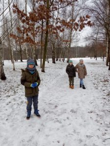 Uczniowie podczas zimowego spaceru.