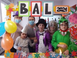 Grupowe zdjęcie przebierańców w okolicznościowej ramce "Bal 2021".
