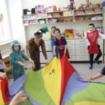 Przedszkolaki podczas zabawy z chustą KLANZY w trakcie baliku przebierańców.