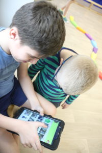 Uczniowie komunikujący się za pomocą tabletu i programy MÓWIK.
