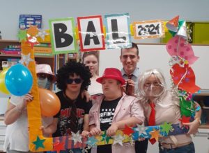 Zdjęcie grupowe uczestników karnawałowej imprezy w okolicznościowej ramce z napisem BAL 2021.