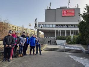Zdjęcie grupowe uczniów przed Teatrem Ziemi Rybnickiej.