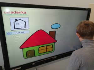 Uczeń podczas ukłądanki utrwalającej symbole MAKATON - z wykorzystaniem tablicy interaktywnej.