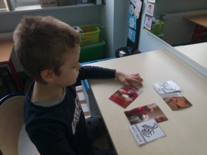 Uczeń dopasowyjący symbole MAKATON do odpowiedników na zdjęciach.