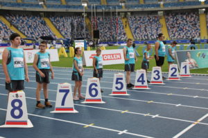 Zawodnicy na lini startu podczas biegu na 50 m.