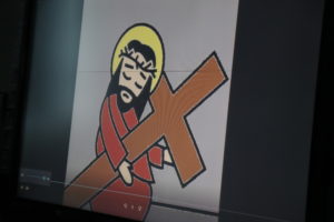 Ekran tablicy multimedialnej prezentujący animowaną scenę Drogi Krzyżowej.