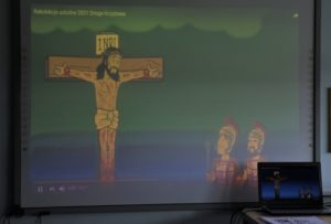 Ekran tablicy multimedialnej prezentujący fragment animowanego filmu o Męce Pańskiej.