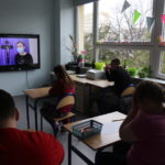 Uczniowie podzcas udizału w multimedialnej Drodze Krzyżowej.