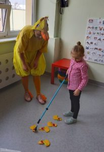 Przedszkolak wraz z "Kaczką Dziwaczką" podczas "łowienia" kaczek na wędkę.