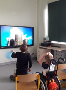 Przedszkolaki podzcas oglądania prezentacji multimedialnej z okazji Dnia Ziemi.,