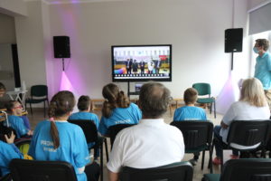 Grupa uczstników MATP obserwująca Ceremonię Otwarcia online.