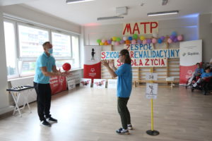 Uczestniczka MATP podczas konkurencji rzutu piłką do trenera.