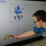Uczeń wskazujący skojarzoną z zadaną ilustrację z wykorzystaniem tablicy multimedialnej.