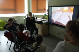 Klasa wraz z wychowawcą podczas aktywnej obserwacji prezentacji wielkopostnej na tablicy interaktywnej.