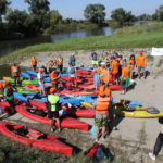 Uczestnicy Spływu Kajakowego rzeką Odra w trakcie wodowania kajaków.