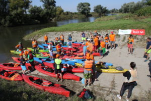 Uczestnicy Spływu Kajakowego rzeką Odra w trakcie wodowania kajaków.