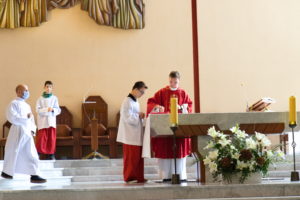 Ministranci Szkoły Życia w trakcie posługiwania w ramach jednej ze szkolnych Mszy św.