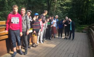 Ekipa podopiecznych Szkołąy Życia pozująca w lesie w trakcie wycieczki pod hasłem "Grzybobranie".