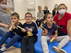 Grupa przedszkolaków grająca na instrumentach w ramach uroczystości pasowania na przedszkolaka.