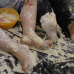 Stpy prezntujące się w ramach zajęść sensoplastycznych - oklejone mąką i innego typu produktami spożywczymi.