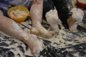Stpy prezntujące się w ramach zajęść sensoplastycznych - oklejone mąką i innego typu produktami spożywczymi.
