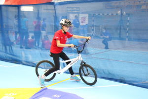 Młody sportowiec podczas aktywności jazdy na rowerze biegowym.