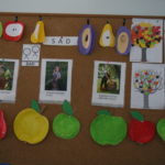 Tematyczna tablica z jesiennymi treściami i pracami plastycznymi uczniów.