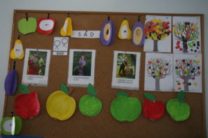 Tematyczna tablica z jesiennymi treściami i pracami plastycznymi uczniów.