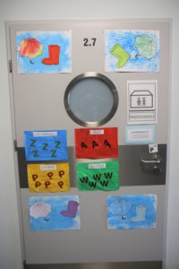 Drzwi pomieszczenia jednej z grup przedszkolnych z prezentowanymi jesiennymi pracami plastycznymi.