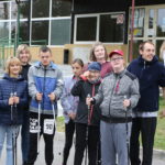 Ekipa uczestników zajęć nordic walking w ramach imprezy "Bądź fit" Olimpiad Specjalnych Dżonków 2021