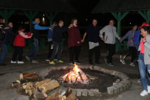 Uczestnicy imprezy "Bądź fit" w trakcie zabawy mzuzyczno - ruhcowej przy ognisku.