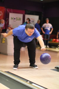 Zawodnik KOS Promyk Rybnik podczas gry w bowling.