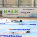 Fragment basenu w trakcie konkurencji st. dowolnym, w tle logo MOSiR Rybnik